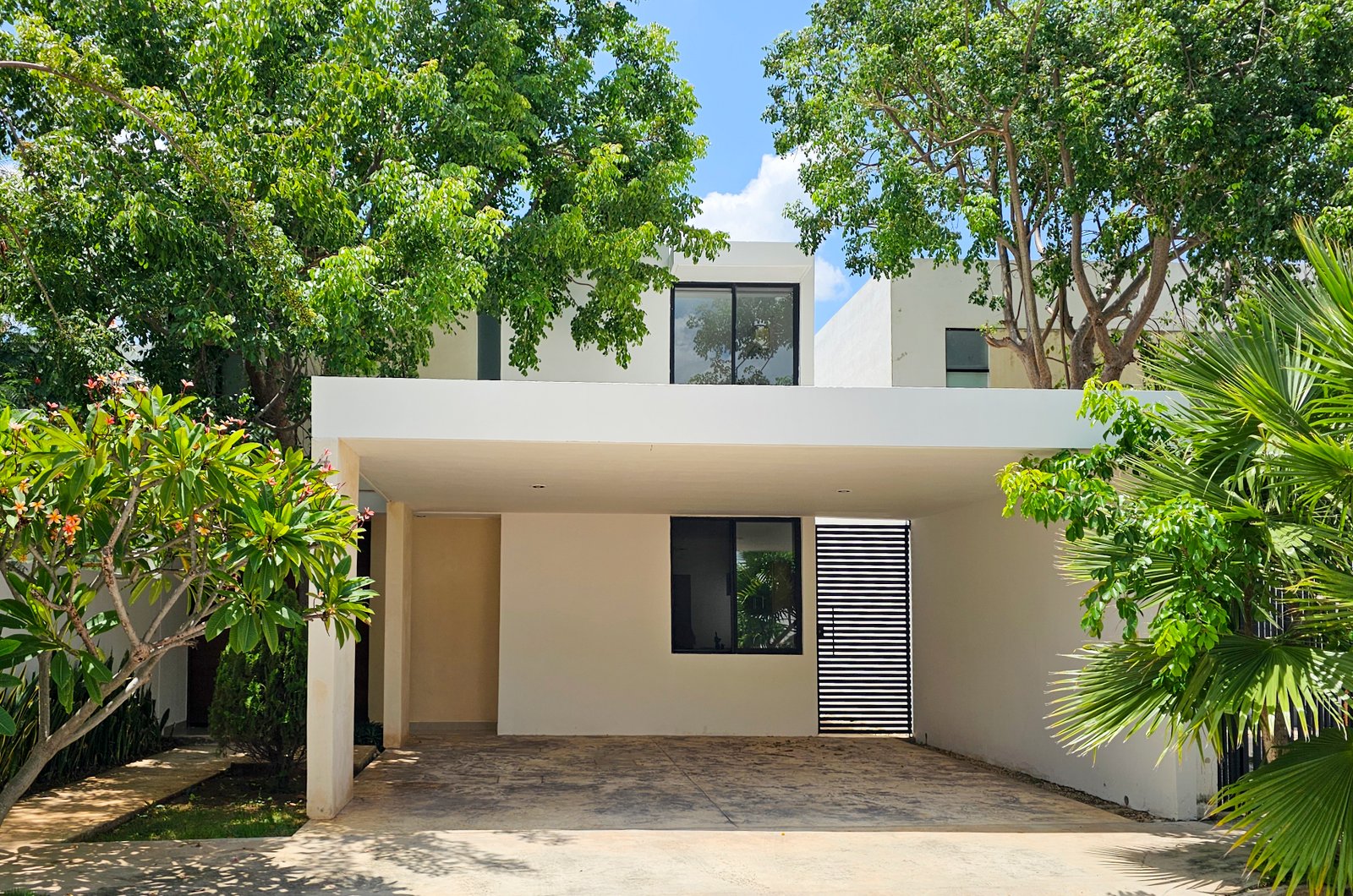 1936-Casa-en-Venta-en-Real-Montejo-Mérida-con-cochera-techada-3-recámaras-y-alberca (2).jpg